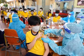 Hà Nội tạm ngừng tiêm vaccine Pfizer Covid-19 gia hạn cho học sinh cấp 2