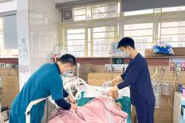 Bệnh viện Bạch Mai: Tăng mạnh bệnh nhân ngộ độc rượu vào cấp cứu do liên hoan cuối năm