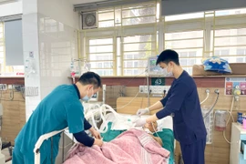 Bệnh viện Bạch Mai: Tăng mạnh bệnh nhân ngộ độc rượu vào cấp cứu do liên hoan cuối năm