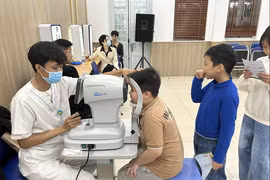 Hơn 30% học sinh tiểu học ở Hà Nội bị tật khúc xạ