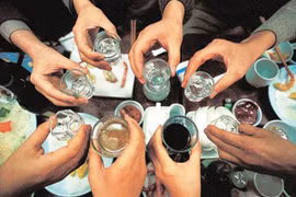 Hà Nội khuyến cáo người dân hạn chế bia rượu, thuốc lá trong dịp Tết 