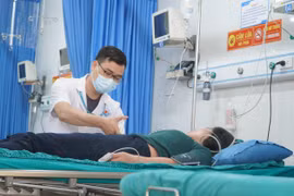 Đang đi xe máy, cô gái bất ngờ bị ong đốt nằm hôn mê ngay bên đường