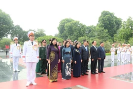 Lãnh đạo TP Hà Nội vào Lăng viếng Chủ tịch Hồ Chí Minh và Đài tưởng niệm các Anh hùng Liệt sĩ