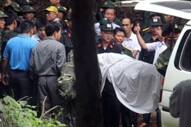 Đưa thi thể 3 phi công máy bay EC130 về bệnh viện 175 để nhận dạng