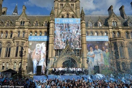 Xem Man City rước cúp phủ xanh thành Manchester