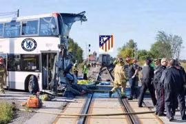 Ảnh chế: Tan tành xe buýt của Mourinho