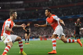 Sanchez tỏa sáng, Arsenal vào vòng bảng Champions League