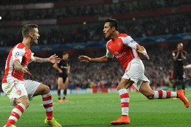 Sanchez tỏa sáng, Arsenal vào vòng bảng Champions League