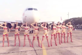 Diện bikini trên máy bay, Ngọc Trinh khiến cộng động mạng "phát sốt"