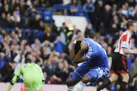 Thua sốc Sunderland, Chelsea "giương cờ trắng"