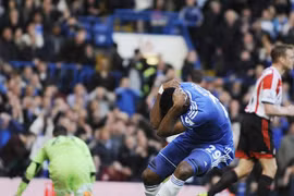 Thua sốc Sunderland, Chelsea "giương cờ trắng"