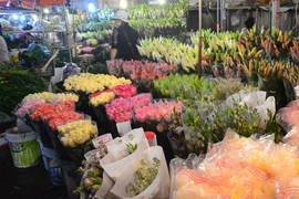 Chợ hoa đêm Quảng Bá tấp nập nhân Ngày Phụ nữ Việt Nam