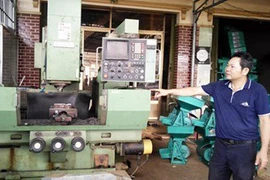 Học lớp 5 chế máy tự động: Xưởng cơ khí hai lúa hơn đứt viện nghiên cứu tiến sỹ