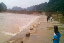 Trên đường đến trường, một học sinh bị nước cuốn trôi 