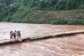 Lũ cuốn phăng cầu treo, thầy trò kinh hãi đứng nhìn