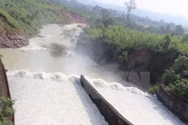 Hà Tĩnh: Hơn 100.000 học sinh vẫn phải nghỉ học do mưa lũ