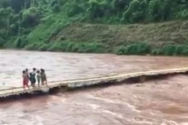 Lũ cuốn phăng cầu treo, thầy trò kinh hãi đứng nhìn