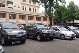 Thủ tướng chỉ đạo: Chấm dứt việc chính quyền nhận ô tô doanh nghiệp biếu, tặng