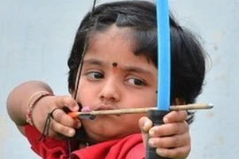 Cung thủ nhí 2 tuổi lập kỷ lục quốc gia Ấn Độ