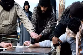 Tổ chức Nhà nước Hồi giáo IS chặt tay tên trộm trước đám đông