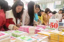 Sách 2.000 đồng “cháy sạp” trong Hội sách mùa xuân 2015