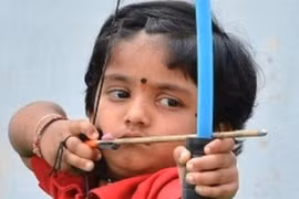 Cung thủ nhí 2 tuổi lập kỷ lục quốc gia Ấn Độ