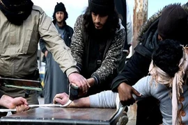 Tổ chức Nhà nước Hồi giáo IS chặt tay tên trộm trước đám đông