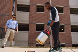 Sinh viên người Việt đồng sáng chế máy âm thanh dập tắt lửa