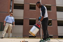 Sinh viên người Việt đồng sáng chế máy âm thanh dập tắt lửa