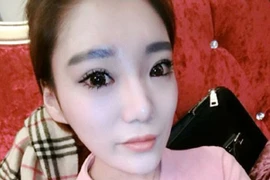 Nghi bị "cắm sừng", cô gái đẹp dán đầy băng vệ sinh lên ôtô của người yêu