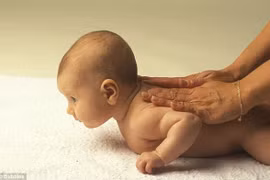 Không nên dùng dầu ôliu để massage cho bé