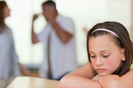 Cha mẹ ly hôn, con dễ hút thuốc, uống rượu