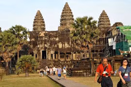 3 du khách Pháp bị kết án vì chụp ảnh “nude” ở đền Angkor
