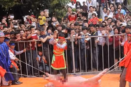 Lễ hội chém lợn còn ghê rợn hơn năm ngoái