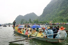 Niêm yết công khai giá đò, cáp treo