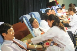 Lãnh đạo bệnh viện tình nguyện hiến máu đầu năm