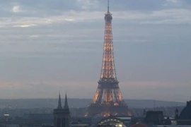 Xuất hiện nhiều máy bay lạ trên bầu trời Paris