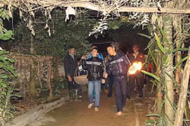 “Gọi gạo” đêm giao thừa