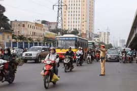 Chật vật ngày trở lại Thủ đô