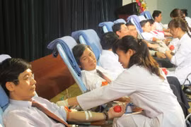 Lãnh đạo bệnh viện tình nguyện hiến máu đầu năm