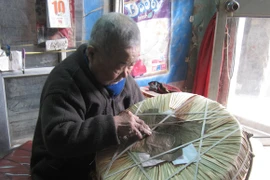 Về làng Chuông, gặp nghệ nhân bát thập làm nón quai thao