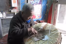 Về làng Chuông, gặp nghệ nhân bát thập làm nón quai thao