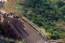 Cầu sập, xe tải chở 40 tấn cà phê rơi xuống suối