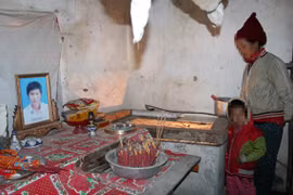 Nghệ An: Nuôi trăn cạnh bàn thờ con trai