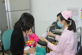 Hơn 30 trẻ đầu tiên được tiêm vaccine Pentaxim sau gần 1 năm chờ đợi