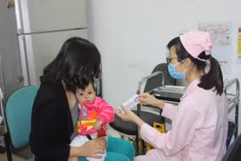 Hơn 30 trẻ đầu tiên được tiêm vaccine Pentaxim sau gần 1 năm chờ đợi