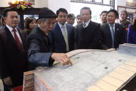 Chủ tịch UBND TP Hà Nội Nguyễn Đức Chung trao Bằng công nhận cho xã Bát Tràng