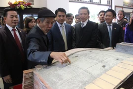 Chủ tịch UBND TP Hà Nội Nguyễn Đức Chung trao Bằng công nhận cho xã Bát Tràng