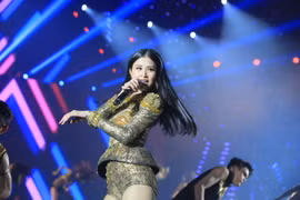 Đông Nhi khuấy đảo sân khấu bằng màn trình diễn từ trên cao 