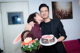 ​Slim V được bạn gái hôn mừng sáng tác đầu tay cán mốc 2 triệu view